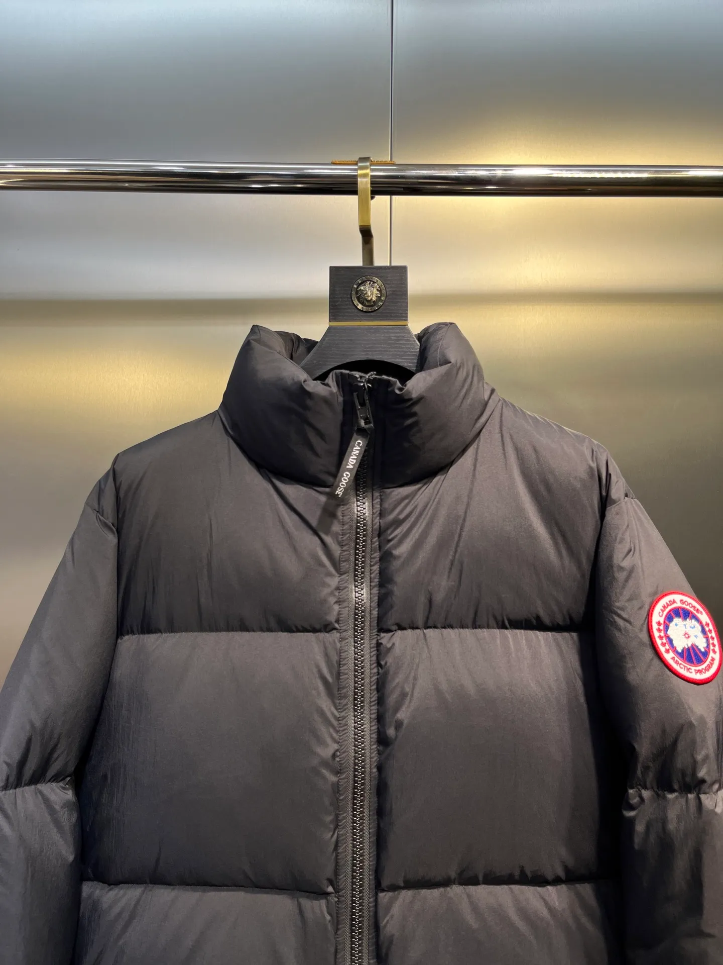 P800 Canada gooes】Large Goose Sleeve Stand Collar Down Jacket The Lawrence Down Jacket provides essential protection for everyday adventures. Delicately soft fabric, this is a water-repellent fabric that is soft to the touch yet durable. Filled with extremely fluffy white duck down. This piece has a quilted body and structured down. Padded collar and reflective double-stripe grip tape. Extended hem and tucked-in inner rib-knit cuffs.  Size: XS-2XL